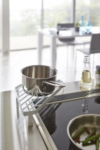 Yamazaki Γωνιακή Βάση Για Σκεύη Κουζίνας Μεταλλική Λευκή Tower 22x22x5